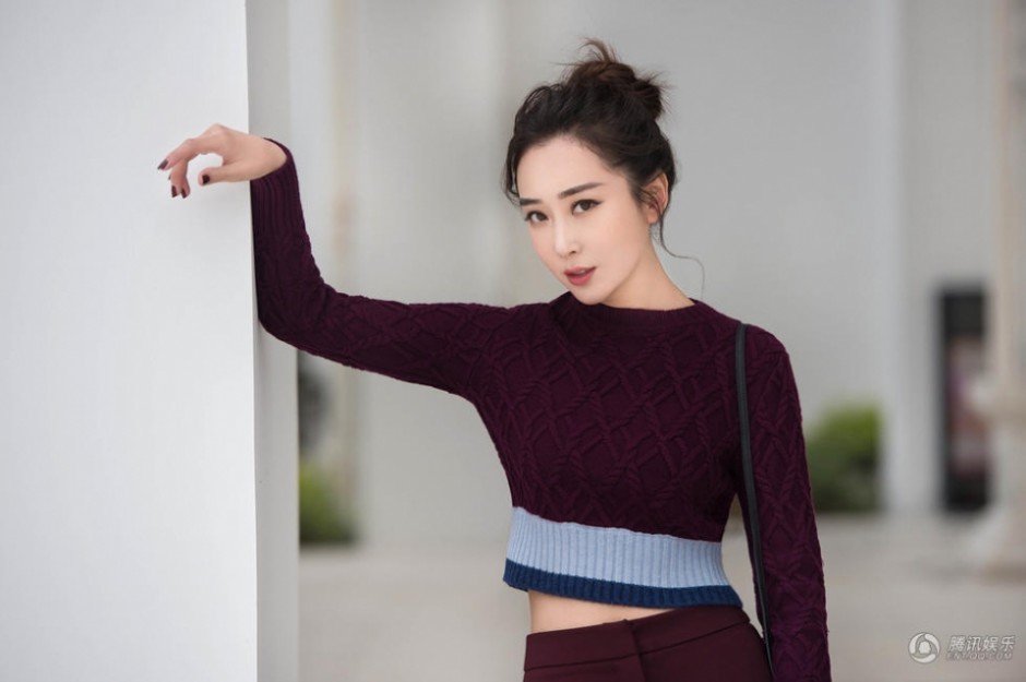 杜若溪新年写真曝光 长腿加细腰演绎干练都市范儿