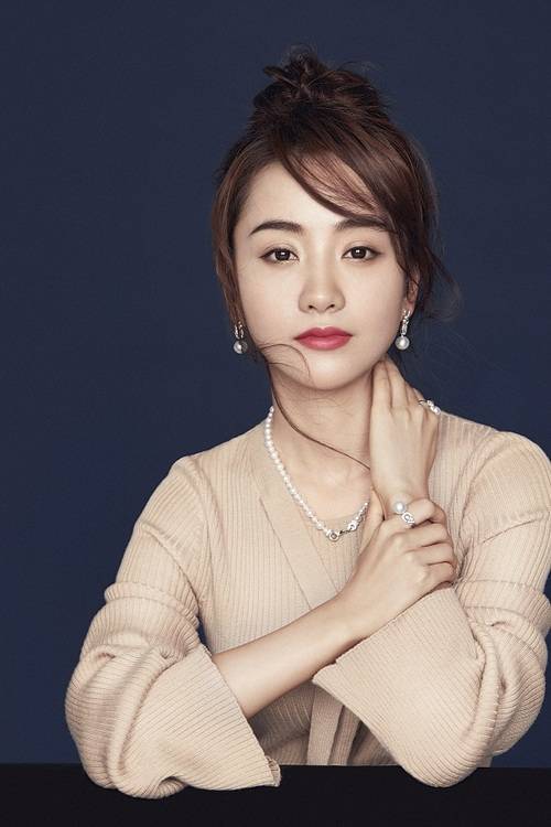 杨蓉冬日珠宝写真 尽显知性慵懒华贵风