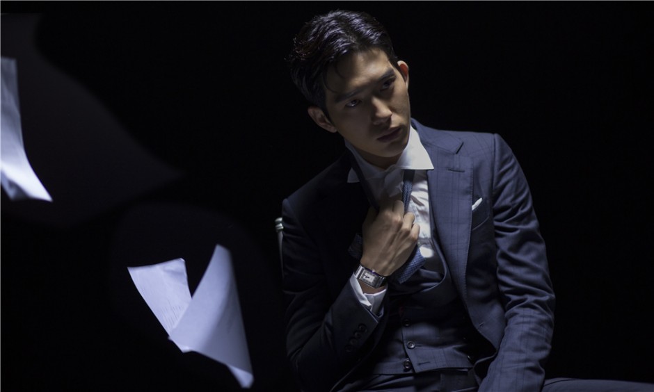 井柏然时尚大片曝光 黑白光影演绎正反面