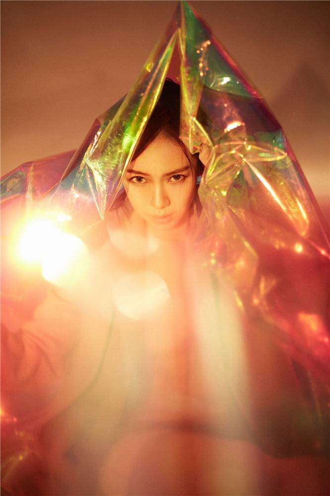 戚薇秋冬时尚写真公开 率性绽放酷感十足