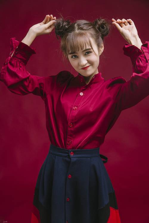 郑合惠子新年曝光最新写真 俏皮丸子头古灵精怪