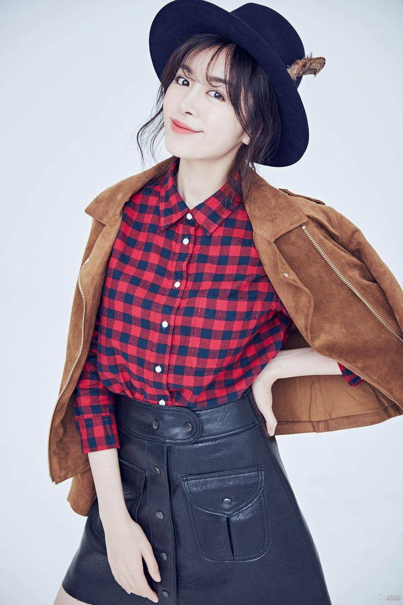 赵多娜曝时尚写真 冬日英伦风搭配干练十足