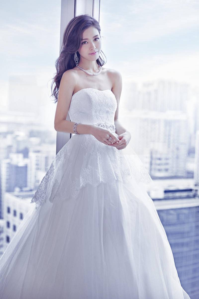 文咏珊婚纱造型写真曝光 美目盼兮脉脉含情