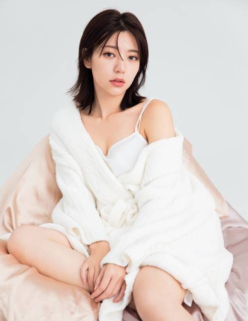 郭雪芙性感居家写真大片 香肩微露大玩性感