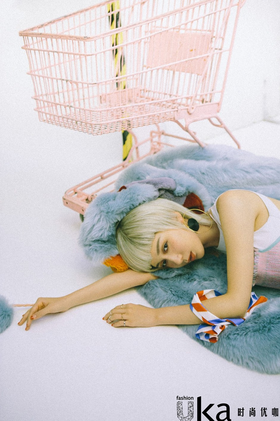 演员娄艺潇最新写真大片 复古时尚别具一格