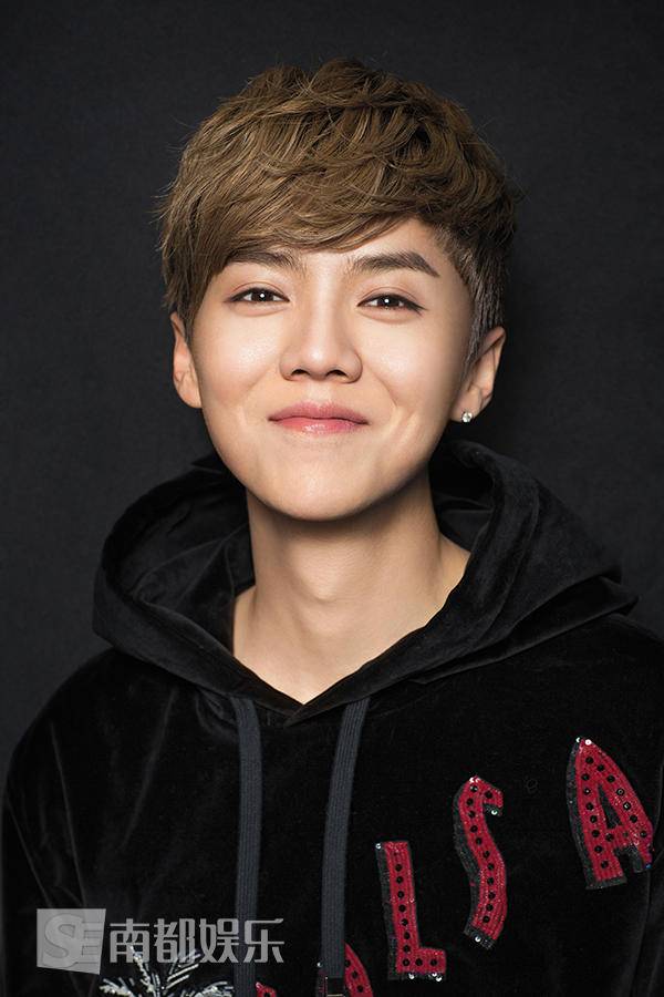 鹿晗帅气写真大片曝光 回眸杀撩你没商量