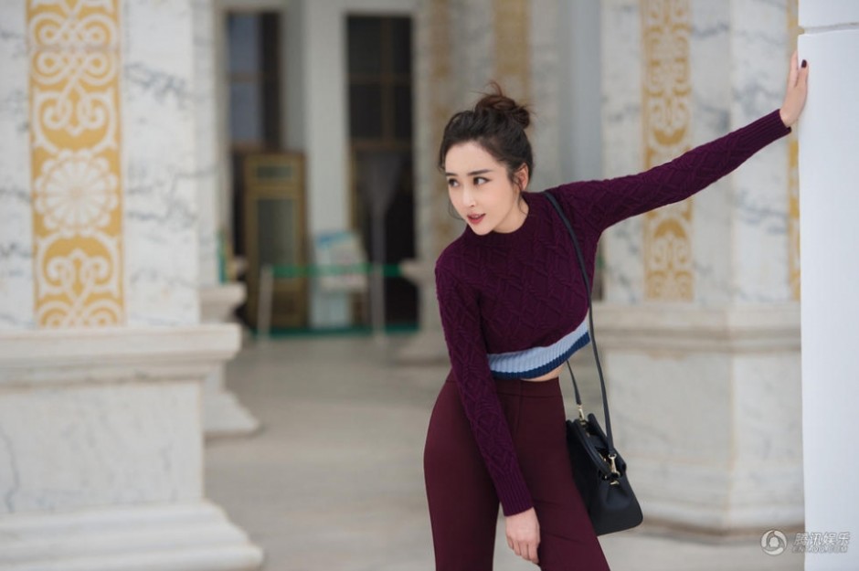 杜若溪新年写真曝光 长腿加细腰演绎干练都市范儿