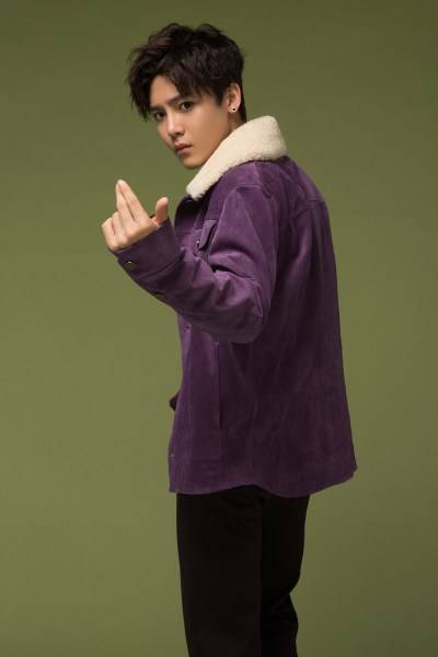 超能少年侯明昊写真 初显内敛稳重男友力