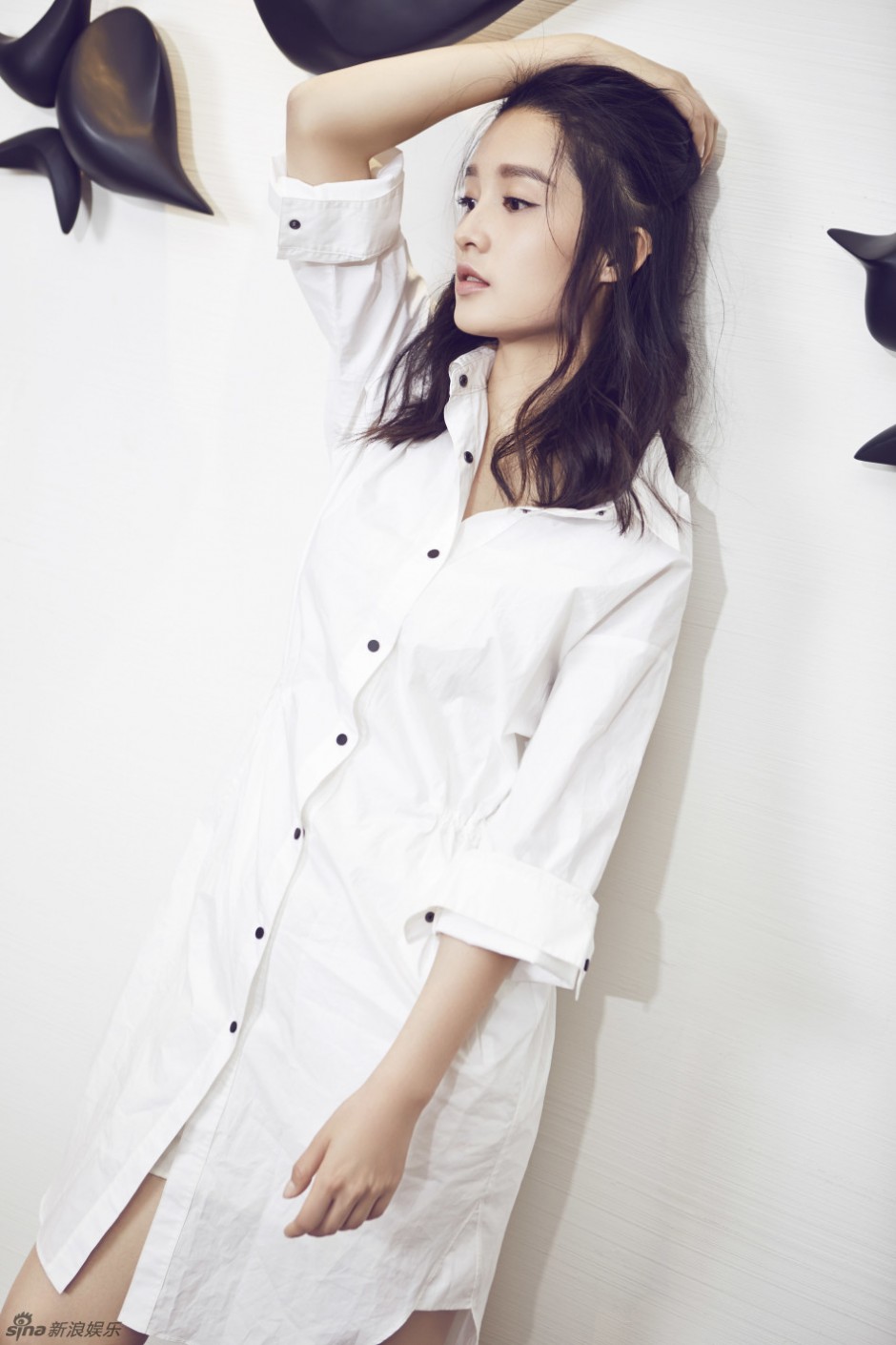 李沁时尚写真大片曝光 演绎百变小白裙