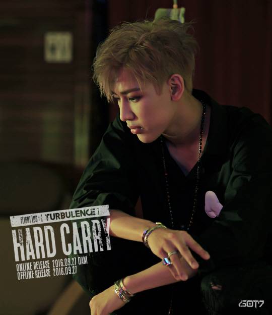 GOT7新专辑写真画报曝光 王嘉尔雕刻般侧颜吸睛