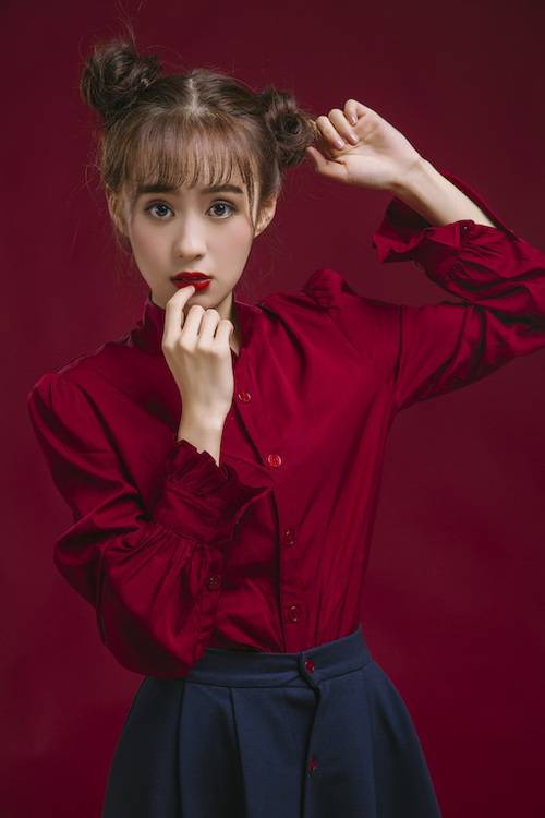 郑合惠子新年曝光最新写真 俏皮丸子头古灵精怪