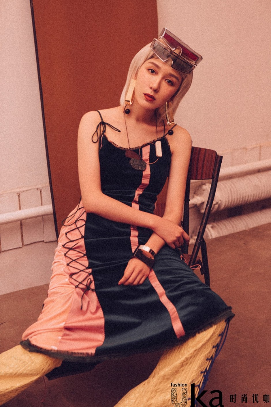 演员娄艺潇最新写真大片 复古时尚别具一格