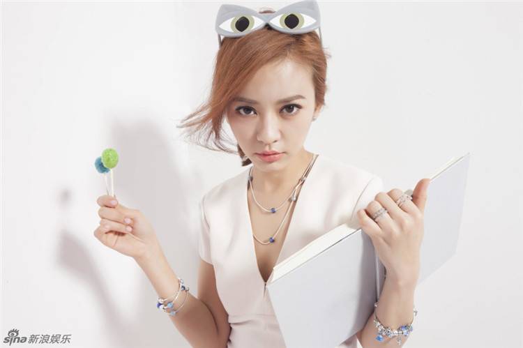 陈意涵最新写真大片 鬼马另类搭配显小女人风味