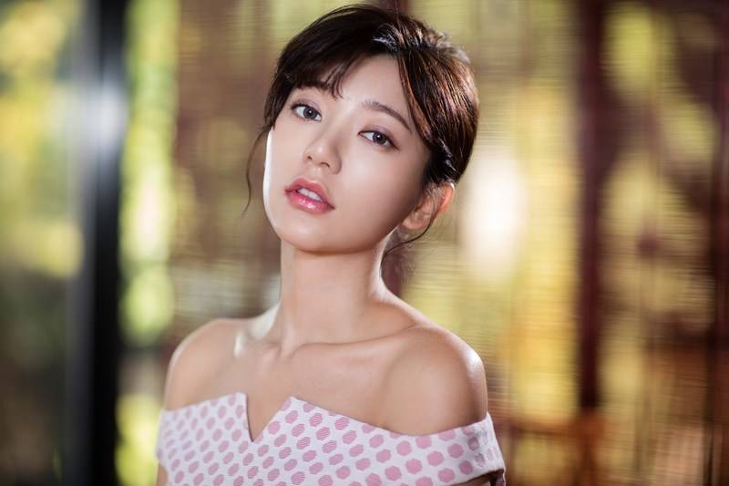 台星郭雪芙时尚写真曝光 温润如玉又率性自然