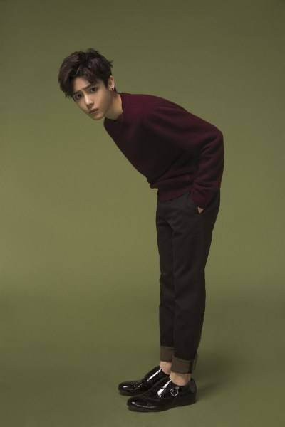 超能少年侯明昊写真 初显内敛稳重男友力