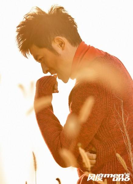 演员任泉冬日写真大片 不羁商务气质惊艳