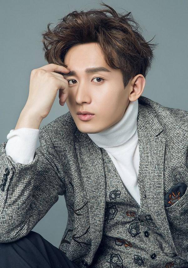 演员成毅杂志写真照片 演绎别样的慵懒午后