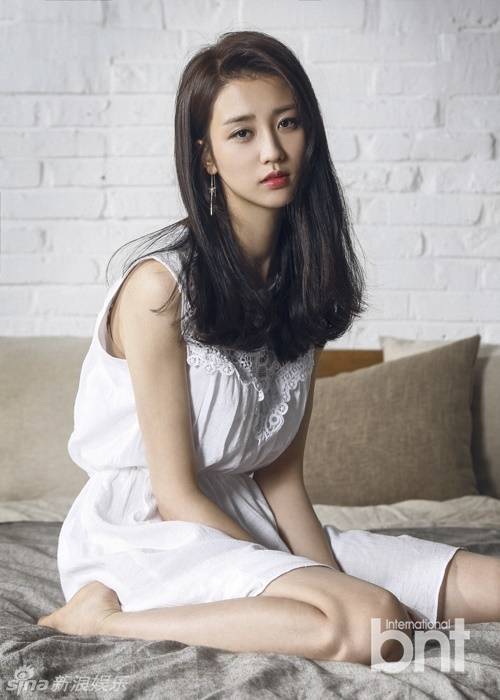 韩星朴河宣春装时尚写真 复古迷人露美腿