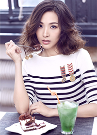 郑罗茜最新写真图片 简洁装扮显熟女范儿