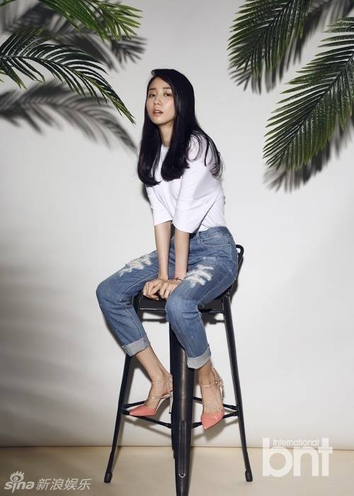 韩星朴河宣春装时尚写真 复古迷人露美腿