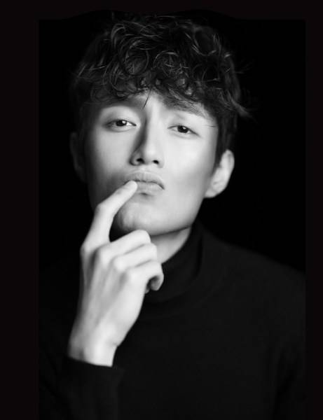 男演员张鑫黑白写真大片 眼神深邃极具绅士诱惑