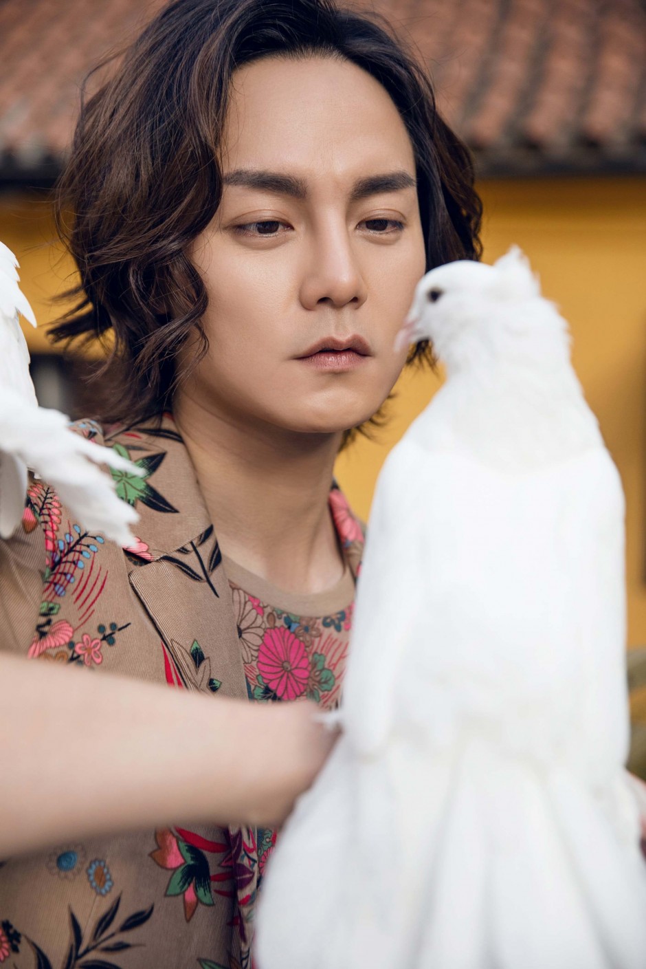 演员尹正时尚写真曝光 布拉格街拍演绎浪漫风情