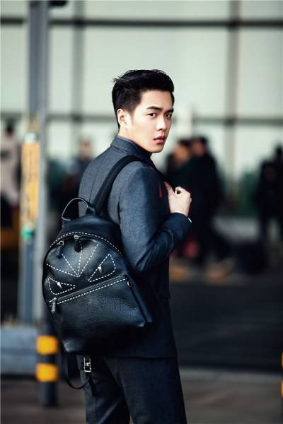 演员张若昀杂志写真 西装革履街拍范十足