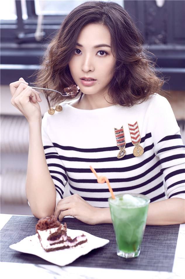 郑罗茜最新写真图片 简洁装扮显熟女范儿