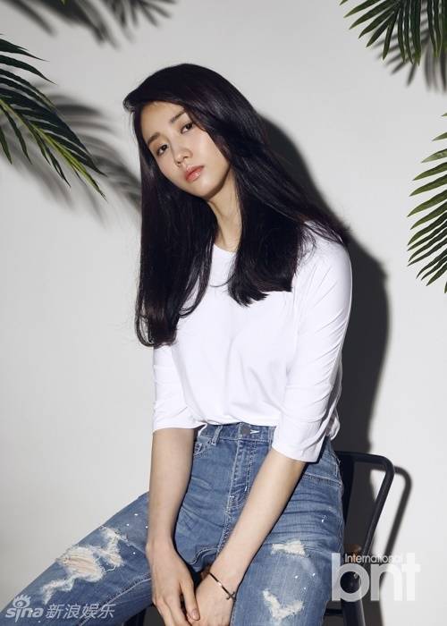 韩星朴河宣春装时尚写真 复古迷人露美腿