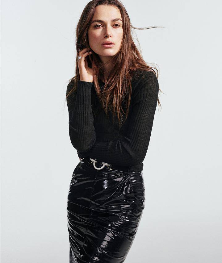 凯拉&middot;奈特莉性感写真图片 半裸摸胸气质冷艳