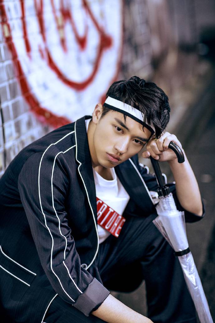 小鲜肉许魏洲时尚画报 眼神杀夺人心魄直击少女心