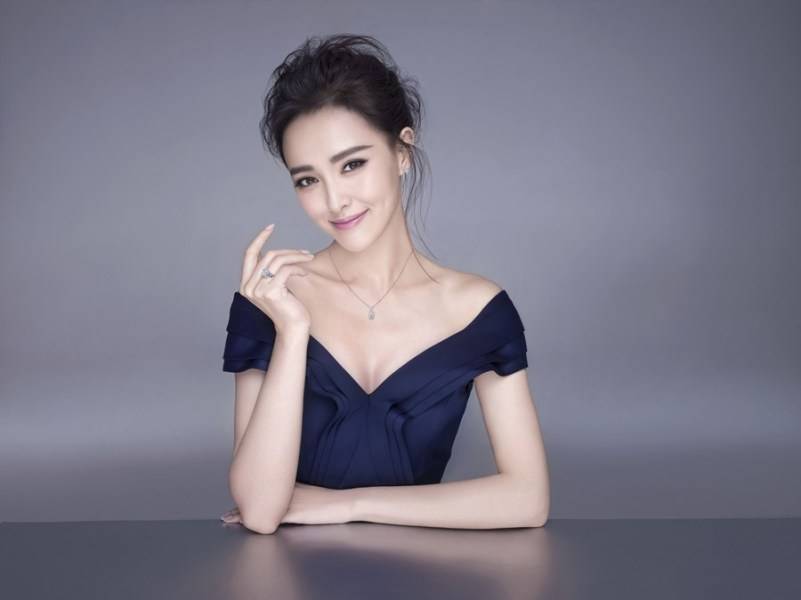 唐嫣写真显女王气场 优雅从容自信美丽