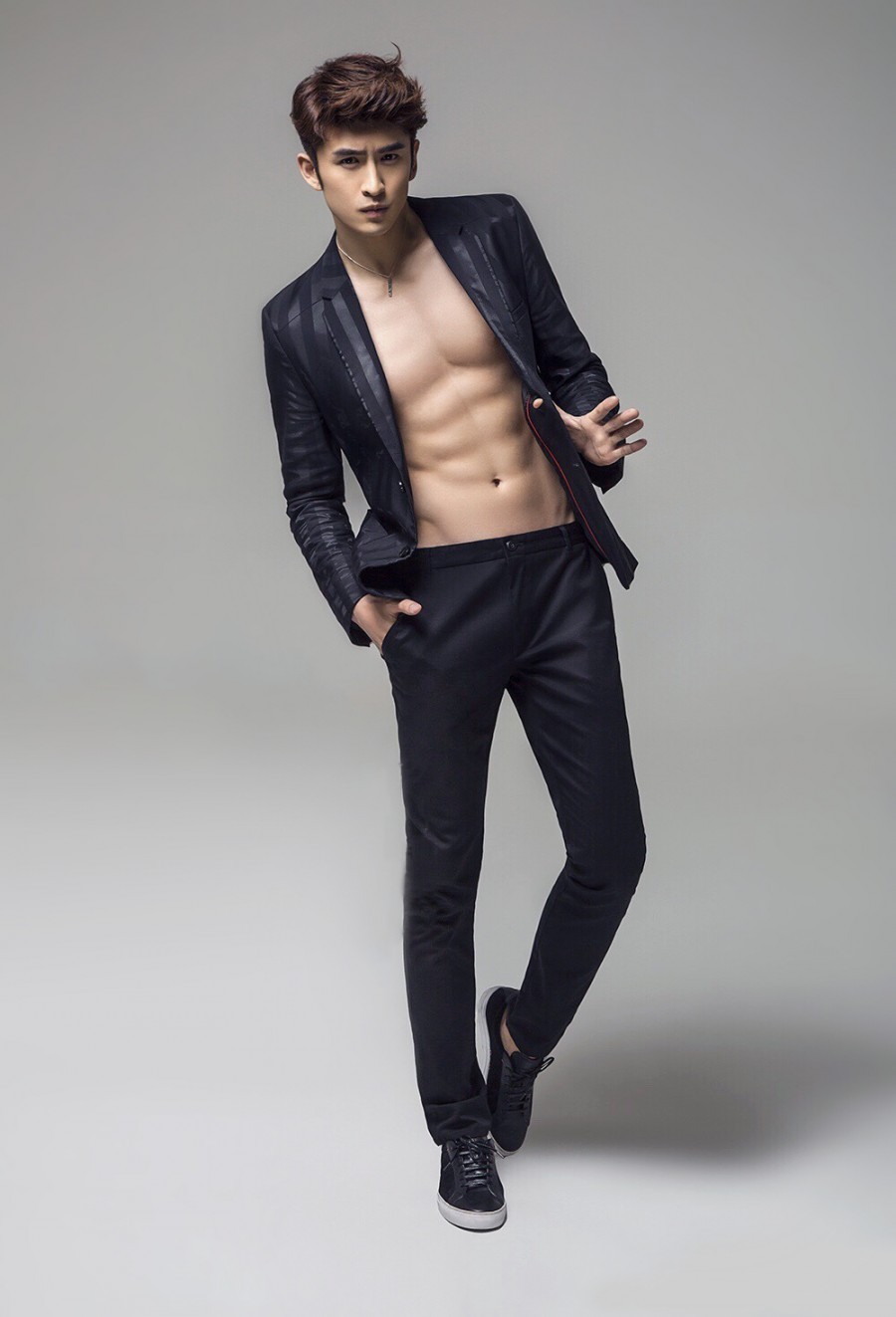 张云龙肌肉写真 身形完美姿态撩人