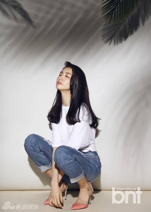 韩星朴河宣春装时尚写真 复古迷人露美腿