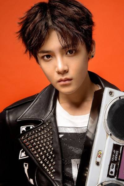 侯明昊酷帅写真大片 冷眸俊颜碰撞浓烈色彩