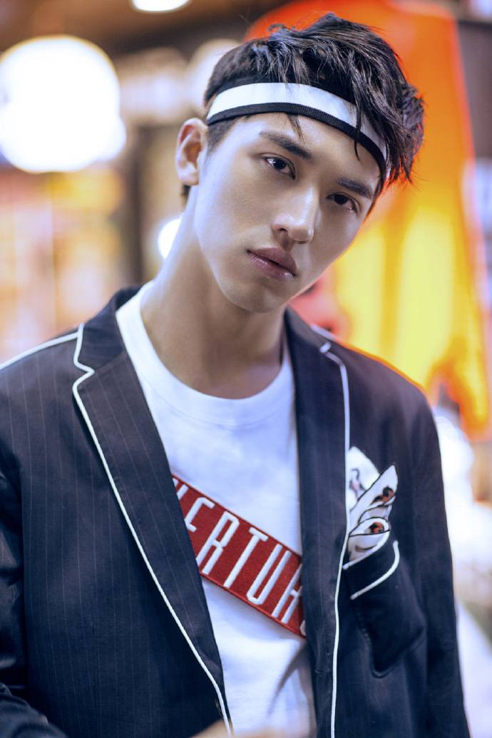 小鲜肉许魏洲时尚画报 眼神杀夺人心魄直击少女心