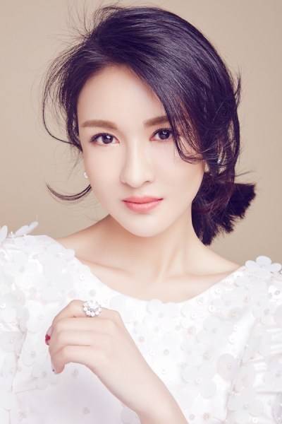 演员郑逸桐写真图片 雅致长裙自然随性