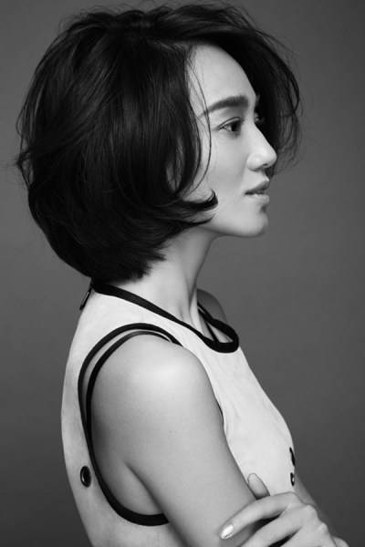 主持人朱丹黑白写真 一身迷彩服上演侧颜杀