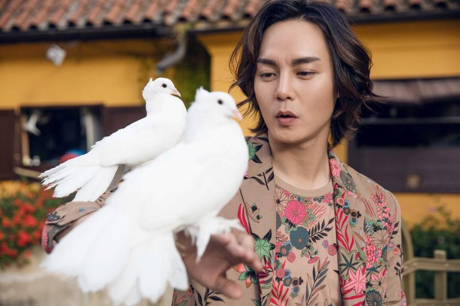 演员尹正时尚写真曝光 布拉格街拍演绎浪漫风情