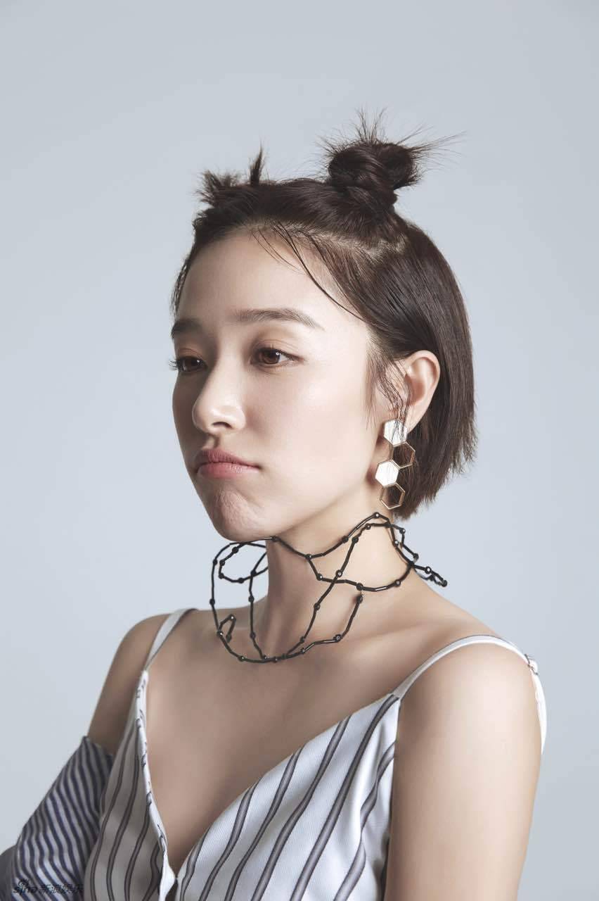 阚清子俏皮丸子头写真 灵动演绎元气少女