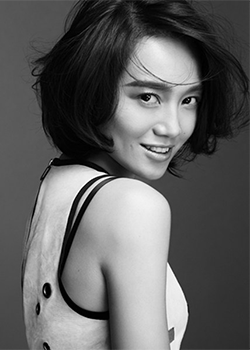 主持人朱丹黑白写真 一身迷彩服上演侧颜杀