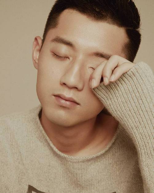 张继科初秋时尚大片曝光 吐舌撩妹帅气不减