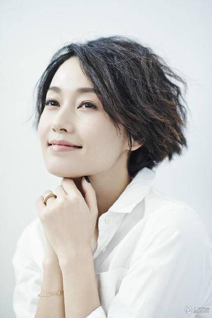 马伊琍最新写真大图 露招牌甜笑温柔大气