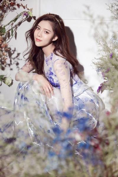 宋妍霏完美侧颜写真曝光 清新少女风仙气十足