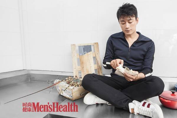 佟大为杂志封面大片曝光 化身&ldquo;性感厨男&rdquo;秀腹肌