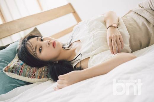 朴昭妍拍摄性感写真图片 香肩细腿身姿撩人