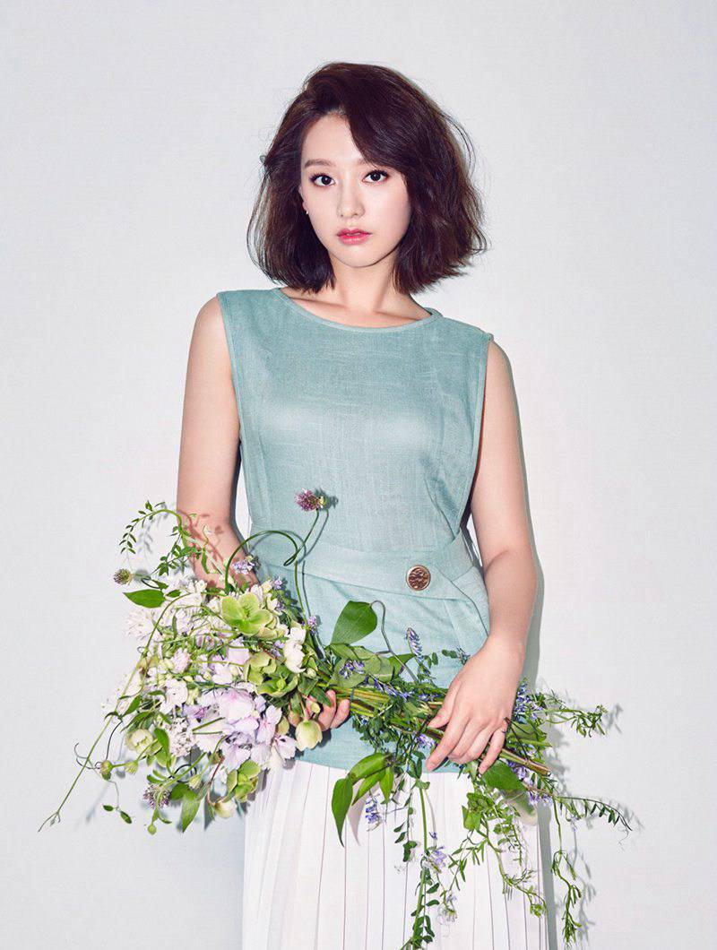 金智媛短发精美写真曝光 手捧鲜花变身气质女神