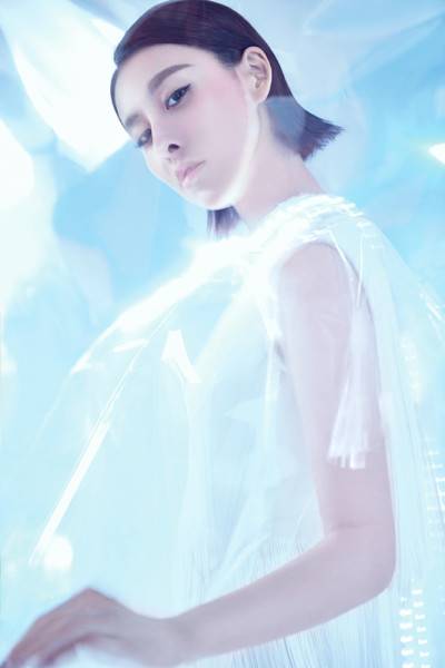 贾青时尚写真大片 造型炫酷未来感十足