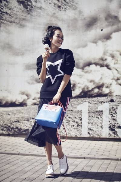 主持人朱丹初秋写真街拍 俏皮诠释英伦范儿