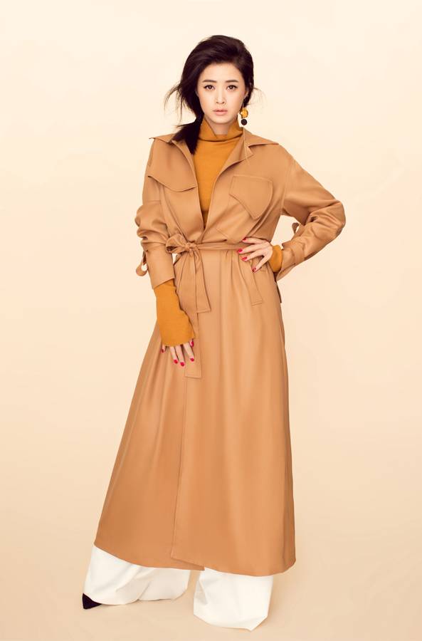 蒋欣时尚大片曝光 长款风衣难掩优雅气质